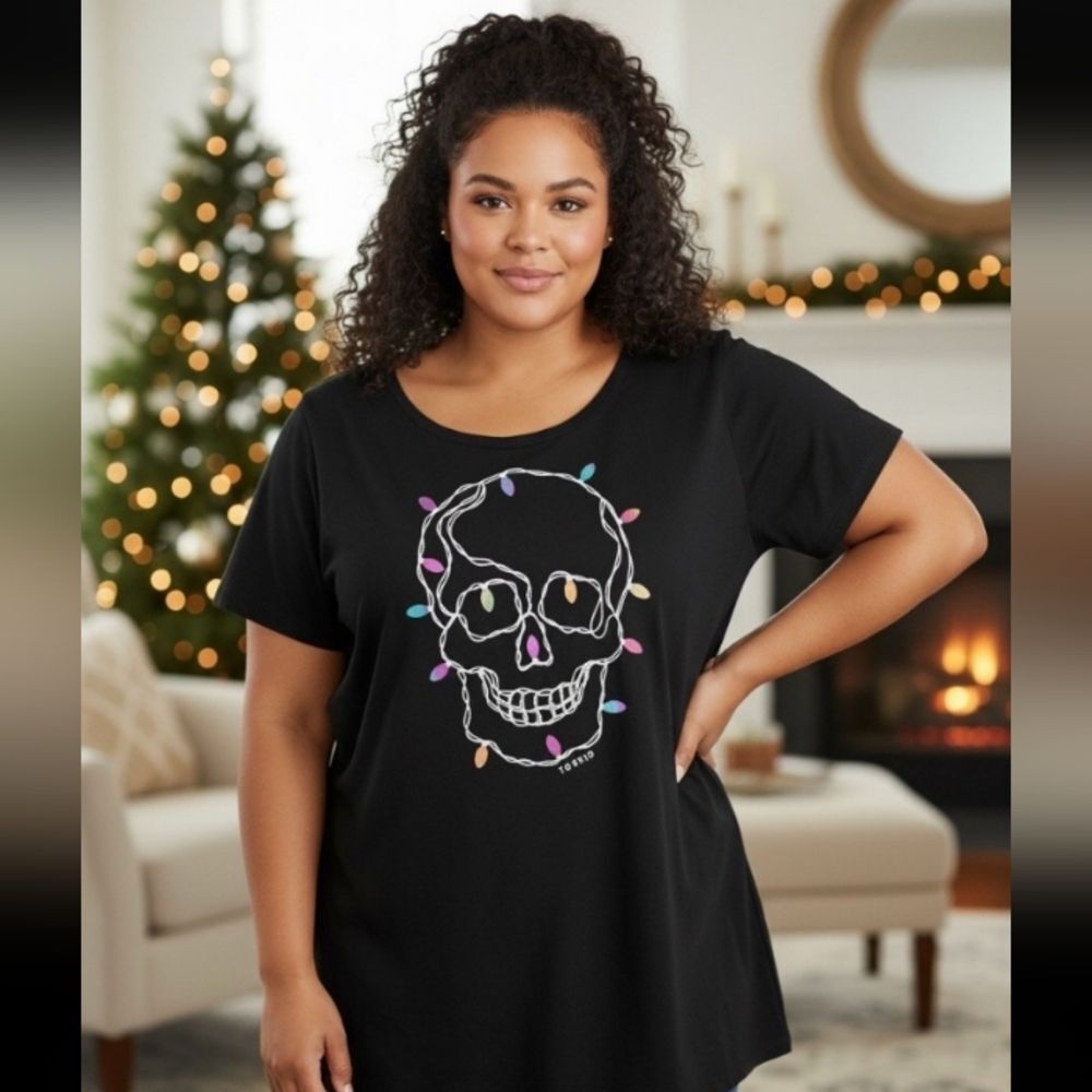 Torrid Black Skull With Christmas Lights T-Shirt Size 2X EUC P2P 22 In